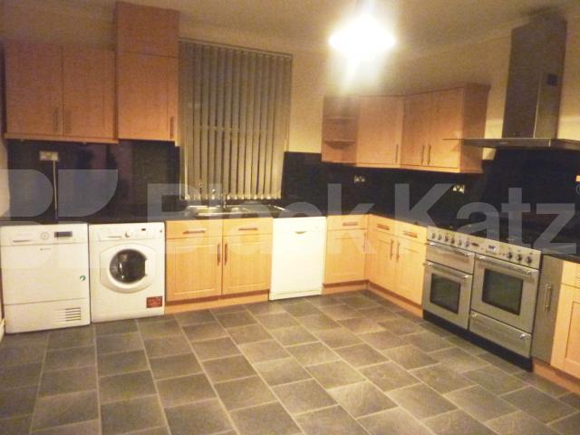 			4 BED - 2 BATH, 4 Bedroom, 1 bath, 1 reception Flat			 Gloucester Gardens, PADDINGTON  BAYSWATER